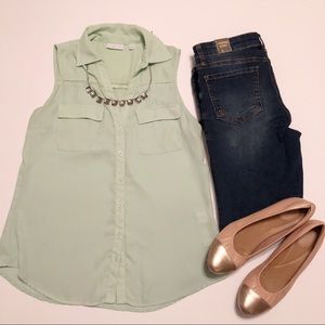 New York and Company mint sleeveless button up